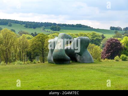 Die riesigen Bronzeskulpturen, zwei große Formen von Henry Moore. Gelegen in Moores Lieblingsort im Yorkshire Sculpture Park. Stockfoto