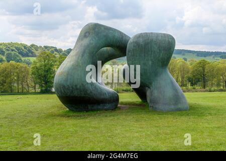 Die riesigen Bronzeskulpturen, zwei große Formen von Henry Moore. Gelegen in Moores Lieblingsort im Yorkshire Sculpture Park. Stockfoto