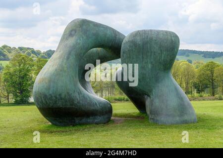 Die riesigen Bronzeskulpturen, zwei große Formen von Henry Moore. Gelegen in Moores Lieblingsort im Yorkshire Sculpture Park. Stockfoto