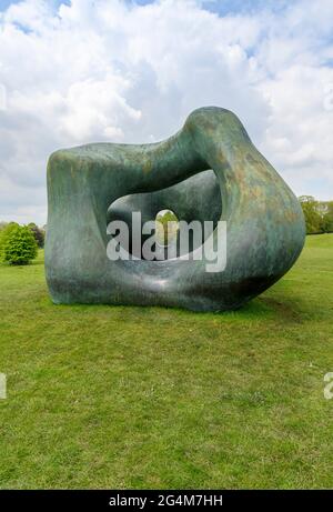 Die riesigen Bronzeskulpturen, zwei große Formen von Henry Moore. Gelegen in Moores Lieblingsort im Yorkshire Sculpture Park. Stockfoto