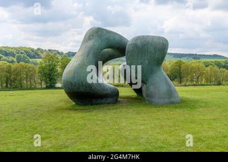 Die riesigen Bronzeskulpturen, zwei große Formen von Henry Moore. Gelegen in Moores Lieblingsort im Yorkshire Sculpture Park. Stockfoto