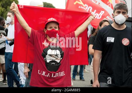 19,2021. Juni: EINE Frau trägt ein T-Shirt mit dem ehemaligen brasilianischen Präsidenten Luiz Inacio Lula da Silva während des Anti-Bolsonaro-Protests in Rio de Janeiro Stockfoto