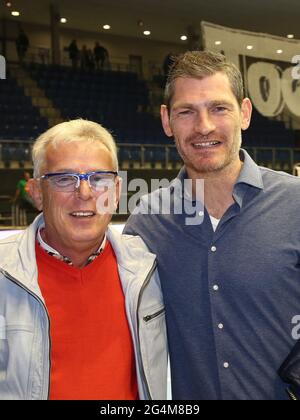 Deutscher Handballtorwart Henning Fritz trifft am 4. Januar 2019 im GETEC-Aren auf seinen Jugendtrainer aus Magdeburg Klaus-Dieter Groth Stockfoto