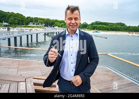 22. Juni 2021, Mecklenburg-Vorpommern, Koserow: Michael Sack, Vorsitzender der CDU Mecklenburg-Vorpommern und Landrat von Vorpommern-Greifswald, steht auf der neuen Seebrücke im Ostseebad Koserow auf der Insel Usedom. Die Struktur, die sich rund 280 Meter ins Meer erstreckt und einen Steg, eine Rampe und eine Plattform umfasst, wurde auf 67 Fundamentpfählen errichtet. Die neue Pier kostete insgesamt knapp 7.4 Millionen Euro, rund 4.9 Millionen Euro kamen vom Wirtschaftsministerium. Zusätzlich wurde ein acht Meter hoher Glockenturm auf dem Pier-Kopf installiert, sowie ein Stockfoto