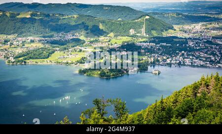 Luftaufnahme von Traunsee und Gmunden, Österreich. Schönes Seenpanorama und Blick auf Schloss Ort Stockfoto