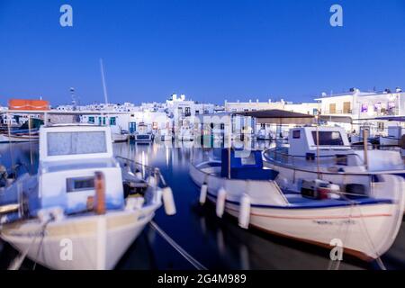 Schöner Fischerhafen von Naousa während der blauen Stunde, auf Paros Insel, Kykladen Inseln, Griechenland, Europa. Stockfoto