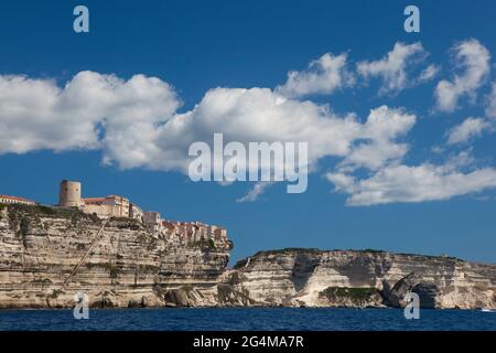 FRANKREICH (2A). KORSIKA, CORSE DU SUD, BONIFACIO UND SEINE ZITADELLE, ERBAUT 830. DAS DORF LIEGT AUF DEN KALKHALTIGEN KLIPPEN. Stockfoto