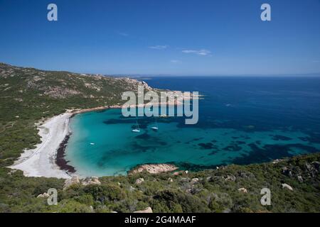 FRANKREICH (2A). KORSIKA, CORSE DU SUD, ROCCAPINA, DER STRAND UND DER TURM. Stockfoto