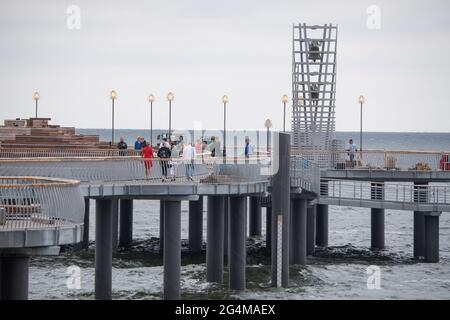 22. Juni 2021, Mecklenburg-Vorpommern, Koserow: Blick auf den Glockenturm der neuen Seebrücke im Ostseebad Koserow auf der Insel Usedom. Die Struktur, die sich rund 280 Meter ins Meer erstreckt und einen Steg, eine Rampe und eine Plattform umfasst, wurde auf 67 Fundamentpfählen errichtet. Die neue Pier kostete insgesamt knapp 7.4 Millionen Euro, rund 4.9 Millionen Euro kamen vom Wirtschaftsministerium. Zusätzlich wurde ein acht Meter hoher Glockenturm am Pier-Kopf sowie eine Sitz- und Liegewiese installiert. Ende Juni wird die Anlegestelle für Besucher der bef vorübergehend geöffnet Stockfoto