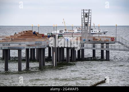 22. Juni 2021, Mecklenburg-Vorpommern, Koserow: Blick auf den Glockenturm der neuen Seebrücke im Ostseebad Koserow auf der Insel Usedom.die Struktur, die sich etwa 280 Meter ins Meer erstreckt und einen Steg, eine Rampe und eine Plattform umfasst, Wurde auf 67 Fundamentpfählen errichtet.die neue Pier kostete insgesamt knapp 7.4 Millionen Euro, rund 4.9 Millionen Euro kamen vom Wirtschaftsministerium.Darüber hinaus wurde auf dem Kopf der Pier ein acht Meter hoher Glockenturm installiert, Sowie eine Sitz- und Liegewiese.der Pier wird am Ende des vorübergehend für Besucher geöffnet Stockfoto