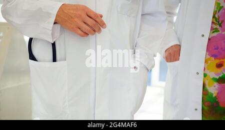 Berlin, Deutschland. Juni 2021. Ärzte des Vivantes Klinikum Neukölln sprechen miteinander. Quelle: Annette Riedl/dpa/Alamy Live News Stockfoto