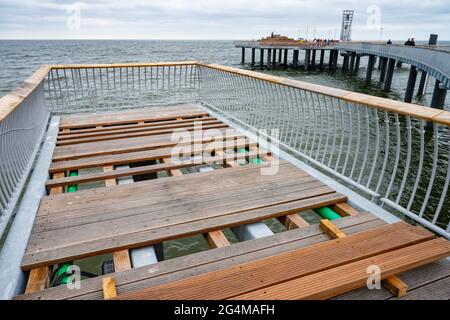 22. Juni 2021, Mecklenburg-Vorpommern, Koserow: Blick auf den Glockenturm der neuen Seebrücke im Ostseebad Koserow auf der Insel Usedom.die Struktur, die sich etwa 280 Meter ins Meer erstreckt und einen Steg, eine Rampe und eine Plattform umfasst, Wurde auf 67 Fundamentpfählen errichtet.die neue Pier kostete insgesamt knapp 7.4 Millionen Euro, rund 4.9 Millionen Euro kamen vom Wirtschaftsministerium.Darüber hinaus wurde auf dem Kopf der Pier ein acht Meter hoher Glockenturm installiert, Sowie eine Sitz- und Liegewiese.der Pier wird am Ende des vorübergehend für Besucher geöffnet Stockfoto