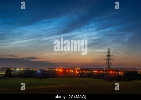 Nächtliche Wolken über Greater Manchester, England, Großbritannien, 21. Juni 2021. NLC sind ein seltenes Vorkommen und treten in der Mesosphäre 76-85km in der Höhe auf Stockfoto