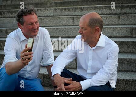 Eckart von Hirschhausen, Olaf Scholz, 21. Juni 2021, Berlin (nur für redaktionelle Verwendung. Keine Werbung. Referenzdatenbank: http://www.360-berl Stockfoto