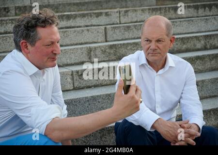 Eckart von Hirschhausen, Olaf Scholz, 21. Juni 2021, Berlin (nur für redaktionelle Verwendung. Keine Werbung. Referenzdatenbank: http://www.360-berl Stockfoto