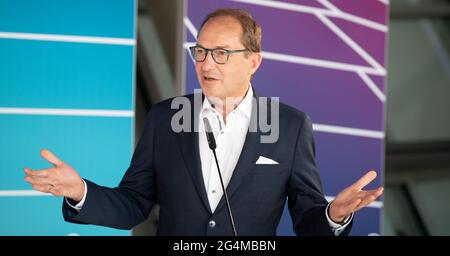 Berlin, Deutschland. Juni 2021. Alexander Dobrindt, Vorsitzender der CSU-Fraktion, spricht vor einer Fraktionssitzung mit Pressemitgliedern. Quelle: Felix Schröder/dpa/Alamy Live News Stockfoto