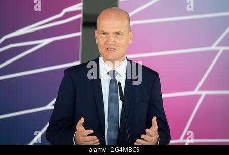 Berlin, Deutschland. Juni 2021. Ralph Brinkhaus, Fraktionschef der CDU/CSU, spricht vor einer Fraktionssitzung mit den Pressemitgliedern. Quelle: Felix Schröder/dpa/Alamy Live News Stockfoto