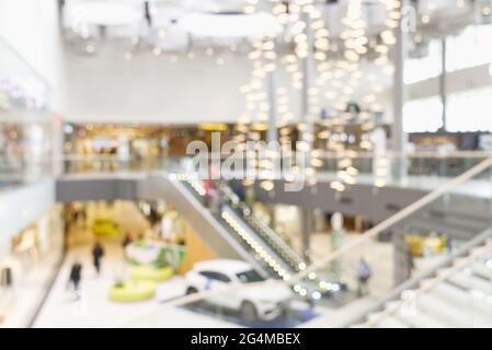 Einkaufszentrum verschwommener Hintergrund. Lichtundurchflutes Innenleben mit Bokeh Stockfoto