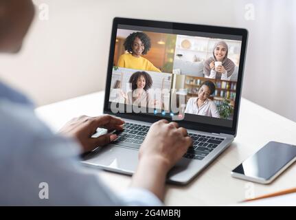 Moderne Fernarbeit, Konferenzen mit Mitarbeitern, Webinar, Online-Chat mit Kollegen Stockfoto