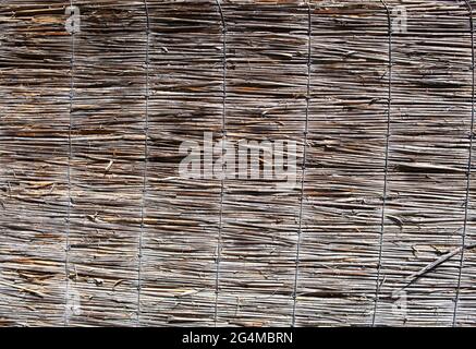 Weidenzaun Hintergrund. Korbstruktur. Holzzaun. Alte dekorative Oberfläche. Stockfoto