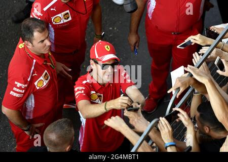 Ferrari-Formel-1-Fahrer Sebastian Vettel gibt den Fans während des F1 Milan Festival 2018 in Mailand Autogramme. Stockfoto