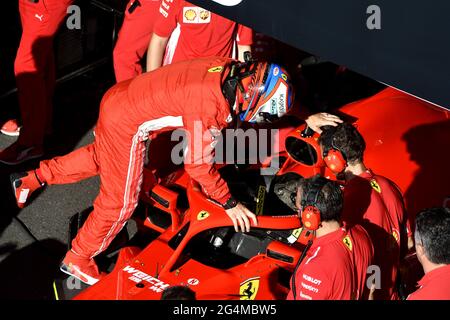 Die Boxenstoppmannschaft von Ferrari, die während einer Ausstellung in Mailand, Italien, um den Ferrari Formel 1 an der Box von Ferrari herum arbeitet. Stockfoto