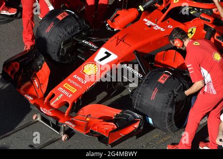 Die Boxenstoppmannschaft von Ferrari, die während einer Ausstellung in Mailand, Italien, um den Ferrari Formel 1 an der Box von Ferrari herum arbeitet. Stockfoto