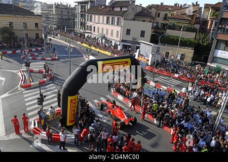 Draufsicht auf den Ferrari Formel-1-Wagen, während einer Ausstellung auf einem Stadtkurs entlang des Darsena-Viertels in Mailand. Stockfoto