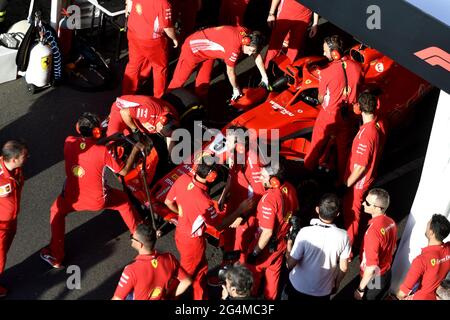 Die Boxenstoppmannschaft von Ferrari, die während einer Ausstellung in Mailand, Italien, um den Ferrari Formel 1 an der Box von Ferrari herum arbeitet. Stockfoto