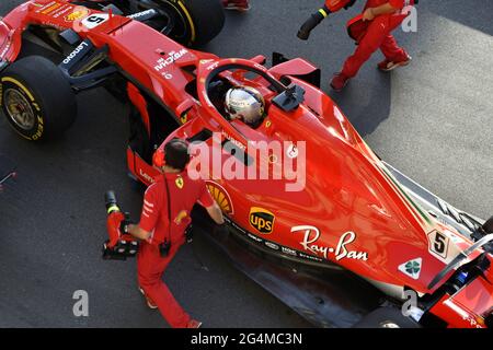 Die Boxenstoppmannschaft von Ferrari, die während einer Ausstellung in Mailand, Italien, um den Ferrari Formel 1 an der Box von Ferrari herum arbeitet. Stockfoto