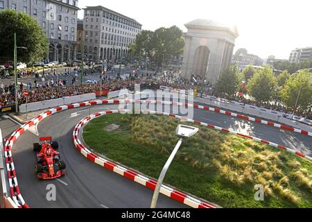 Draufsicht auf den Ferrari Formel-1-Wagen, während einer Ausstellung auf einem Stadtkurs entlang des Darsena-Viertels in Mailand. Stockfoto