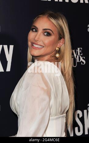 Los Angeles, Kalifornien. Juni 2021. Cassie Scerbo bei der Ankunft zur LANSKY Premiere, Harmony Gold Theater, Los Angeles, CA, 21. Juni 2021. Kredit: Elizabeth Goodenough/Everett Collection/Alamy Live Nachrichten Stockfoto
