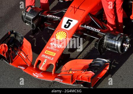 Die Boxenstoppmannschaft von Ferrari, die während einer Ausstellung in Mailand, Italien, um den Ferrari Formel 1 an der Box von Ferrari herum arbeitet. Stockfoto