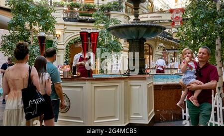 Moskau, Russland. Juni 2021. Die Menschen kaufen Süßigkeiten im Hauptdepartement (GUM) in Moskau. Trotz eines erneuten Ausbruchs der Coronavirus-Infektion und der Einführung von Beschränkungen in der Hauptstadt füllen die Einwohner und Touristen Moskaus weiterhin die Straßen der Stadt und besuchen Sehenswürdigkeiten, ohne anti-epidemiologische Sicherheitsmaßnahmen zu beachten. Kredit: SOPA Images Limited/Alamy Live Nachrichten Stockfoto