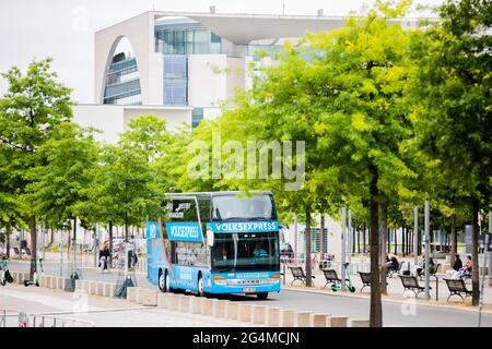 Berlin, Deutschland. Juni 2021. Ein Bus der AfD Brandenburg fährt vor dem Bundeskanzleramt. Darauf kann man 'Volksexpress' lesen. Quelle: Christoph Soeder/dpa/Alamy Live News Stockfoto