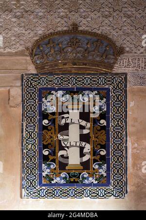 Carlos V. Wappen auf dem Patio de Machuca / Mexuar an der Alhambra in Granada.auf dem Hügel al-Sabika, am Ufer des Flusses Darro, Granada Spanien.erbaut als Festung im Jahre 889 n. Chr., dann weitgehend ignoriert.Mitte des 13. Jahrhunderts vom arabischen Nasridenemir Mohammed ben Al-Ahmar vom Emirat von Granada wieder aufgebaut Granada, nach der christlichen Reconquista im Jahr 1492, wurde der Ort zum Königlichen Hof von Ferdinand und Isabella. Stockfoto