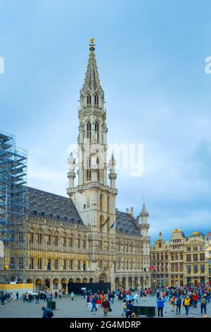 BRUSELS, BELGIEN - OCT 06, 2019: Menschen am Grand-Place-Sichtgebäude am zentralen Platz der Stadt in Brüssel, Belgien Stockfoto