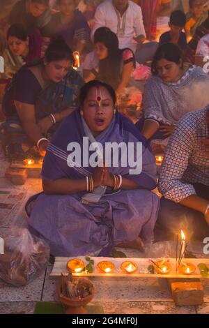 Die größte rituelle Aktivität des Hinduismus, sie heißt Rakher upobas, alle Hindus nehmen jedes Jahr an diesen religiösen Veranstaltungen Teil. Tausende von Hindu de Stockfoto