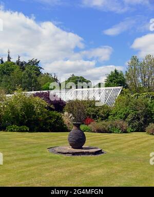 Das Mackenzie & Moncur Glasshouse und Außenskulptur von James Parker im Walled Garden. Kailzie Gardens. Kilburn, Scottish Borders, Großbritannien Stockfoto