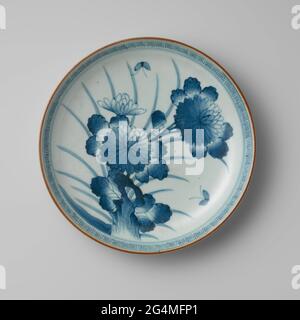 Untertasse mit CHRYSANTHEME in der Nähe EINES Felsens und zwei Schmetterlingen. Schale aus Porzellan, in Unterglasur blau gemalt. Auf der Vorderseite eine große Chrysantheme an einem Felsen und zwei fliegende Schmetterlinge. Der Innenrand mit einem Mander-Muster. Die Außenwand mit einer durchgehenden Kante. Sechs Preen auf der Unterseite. Blauweiß. Stockfoto