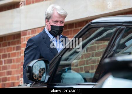 Bild vom 21. Juni zeigt Earl Charles Spencer, der am Montag die Cambridge Union verließ, nachdem er mit Studenten der Cambridge University gesprochen hatte. Earl Charles Spencer adressierte heute (Mon) C die älteste Debattiergesellschaft der Welt an der renommierten Cambridge University, nur wenige Tage vor dem DianaÕs 60. Geburtstag seiner Schwester Prinzessin. Der jüngere Bruder der Prinzessin von Wales, der Historiker ist, diskutierte vor Studenten der weltberühmten Cambridge Union sein neuestes Buch, das Weiße Schiff. Das Buch untersucht den Untergang des Weißen Schiffes im Jahr 1120, eine der größten Katastrophen, unter denen E zu leiden hatte Stockfoto