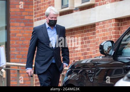 Bild vom 21. Juni zeigt Earl Charles Spencer, der am Montag die Cambridge Union verließ, nachdem er mit Studenten der Cambridge University gesprochen hatte. Earl Charles Spencer adressierte heute (Mon) C die älteste Debattiergesellschaft der Welt an der renommierten Cambridge University, nur wenige Tage vor dem DianaÕs 60. Geburtstag seiner Schwester Prinzessin. Der jüngere Bruder der Prinzessin von Wales, der Historiker ist, diskutierte vor Studenten der weltberühmten Cambridge Union sein neuestes Buch, das Weiße Schiff. Das Buch untersucht den Untergang des Weißen Schiffes im Jahr 1120, eine der größten Katastrophen, unter denen E zu leiden hatte Stockfoto