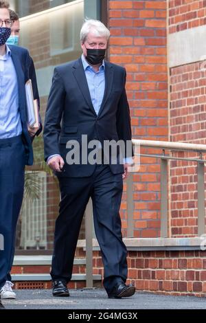 Bild vom 21. Juni zeigt Earl Charles Spencer, der am Montag die Cambridge Union verließ, nachdem er mit Studenten der Cambridge University gesprochen hatte. Earl Charles Spencer adressierte heute (Mon) C die älteste Debattiergesellschaft der Welt an der renommierten Cambridge University, nur wenige Tage vor dem DianaÕs 60. Geburtstag seiner Schwester Prinzessin. Der jüngere Bruder der Prinzessin von Wales, der Historiker ist, diskutierte vor Studenten der weltberühmten Cambridge Union sein neuestes Buch, das Weiße Schiff. Das Buch untersucht den Untergang des Weißen Schiffes im Jahr 1120, eine der größten Katastrophen, unter denen E zu leiden hatte Stockfoto