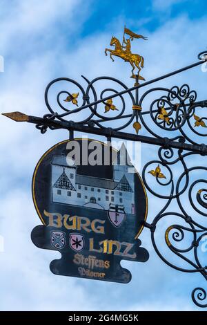 Hängendes Metallschild für das Schlossrestaurant und das Pilsener Bier, Schloss Linz im historischen Linz an der Rine, Rheinland-Pfalz, Gemrany Stockfoto