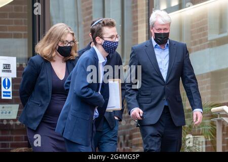 Bild vom 21. Juni zeigt Earl Charles Spencer, der am Montag die Cambridge Union verließ, nachdem er mit Studenten der Cambridge University gesprochen hatte. Earl Charles Spencer adressierte heute (Mon) C die älteste Debattiergesellschaft der Welt an der renommierten Cambridge University, nur wenige Tage vor dem DianaÕs 60. Geburtstag seiner Schwester Prinzessin. Der jüngere Bruder der Prinzessin von Wales, der Historiker ist, diskutierte vor Studenten der weltberühmten Cambridge Union sein neuestes Buch, das Weiße Schiff. Das Buch untersucht den Untergang des Weißen Schiffes im Jahr 1120, eine der größten Katastrophen, unter denen E zu leiden hatte Stockfoto