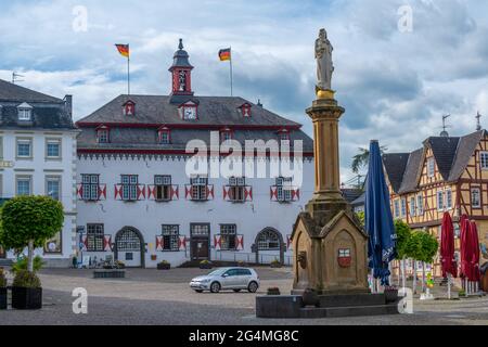 Rathaus am Marktplatz im historischen Linz an der Rine mit bunten Fachwerkhäusern, Rheinland-Pfalz, Deutschland Stockfoto