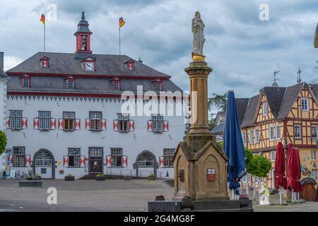 Rathaus am Marktplatz im historischen Linz an der Rine mit bunten Fachwerkhäusern, Rheinland-Pfalz, Deutschland Stockfoto