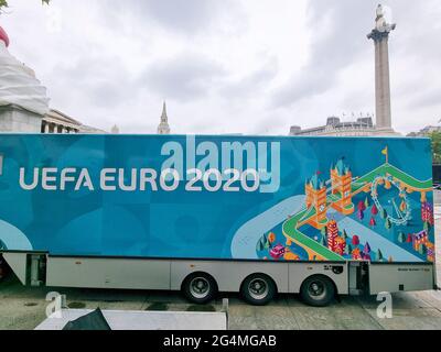 London, Großbritannien. Juni 2021. Ein LKW der UEFA Euro 2020 mit Nelsons Column in der Fanzone des Trafalgar Square, der sich für das heutige England-Spiel vorbereitet. Kredit: SOPA Images Limited/Alamy Live Nachrichten Stockfoto