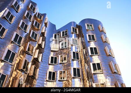 Futuristisch glänzendes Gebäude des amerikanischen Stararchitekten Frank O. Gehry im Neuen Zollhof im Düsseldorfer Medienhafen. Stockfoto