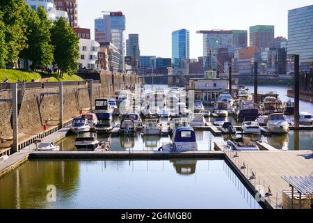 Die Marina Düsseldorf booten im Medienhafen mit Gehry-Gebäuden im Hintergrund. Stockfoto